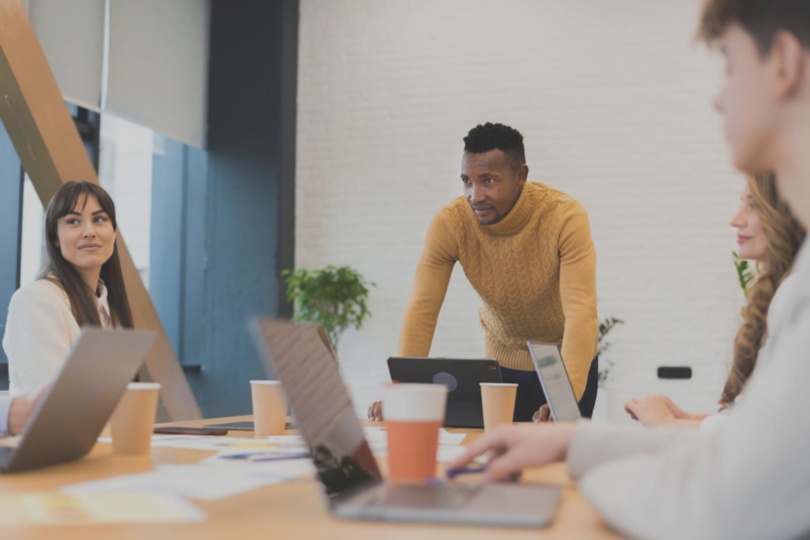 Équipe de hiveltivaevium travaillant sur des stratégies budgétaires