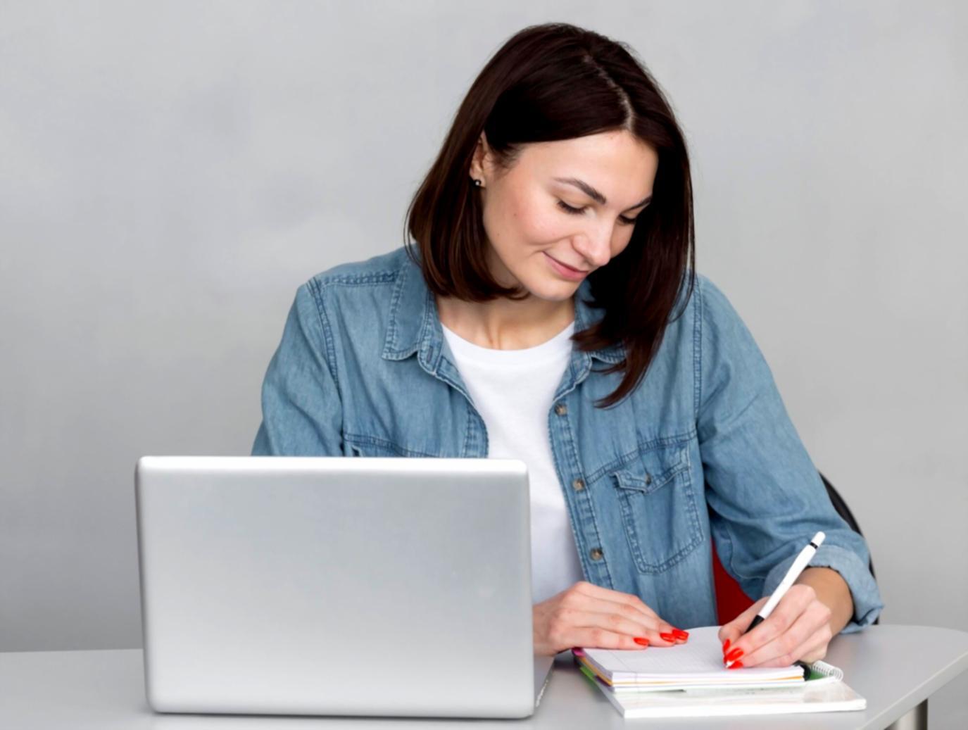 Planification financière avec documents et calculatrice