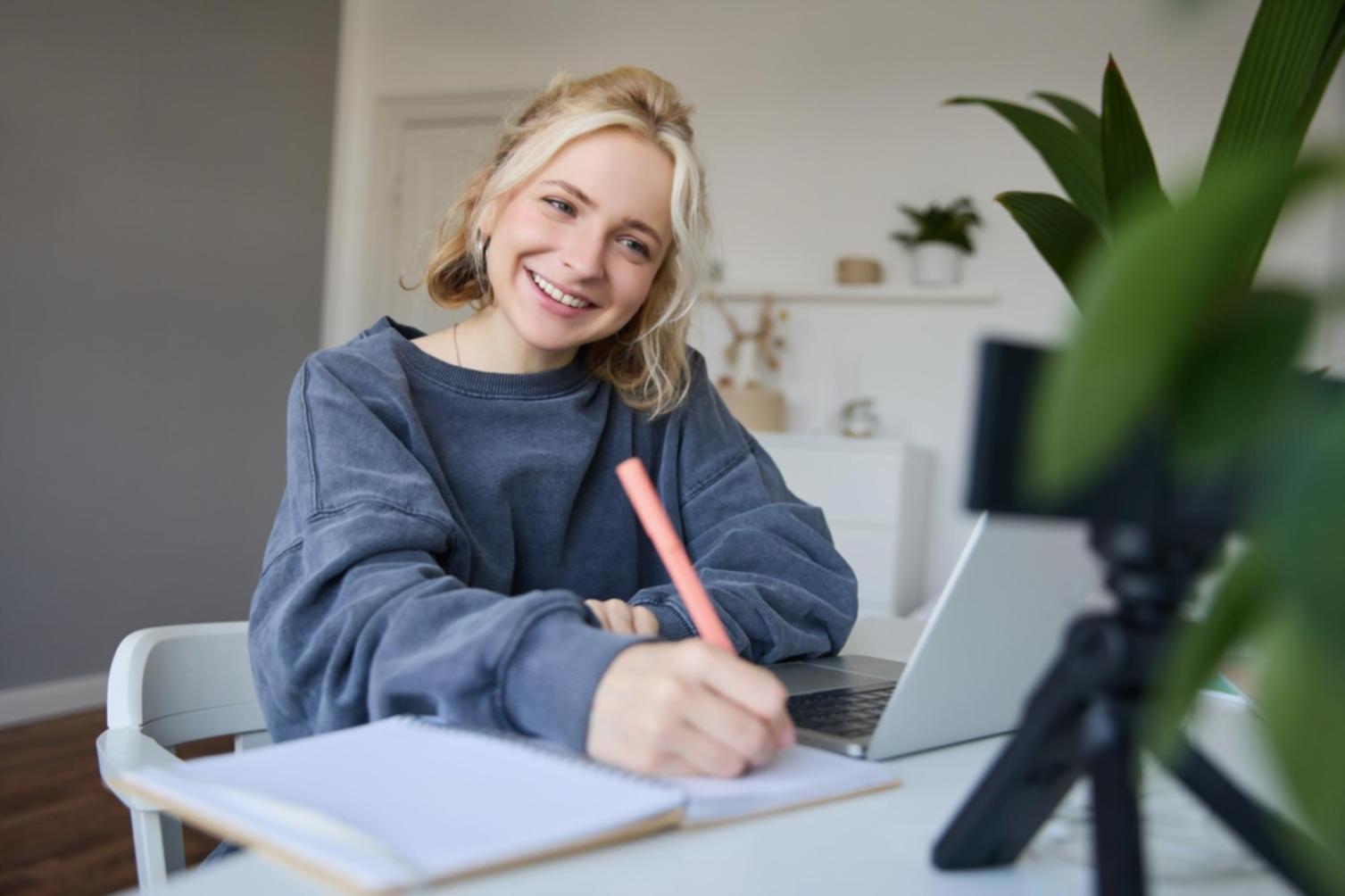 Espace de travail avec documents budgétaires et outils de planification financière